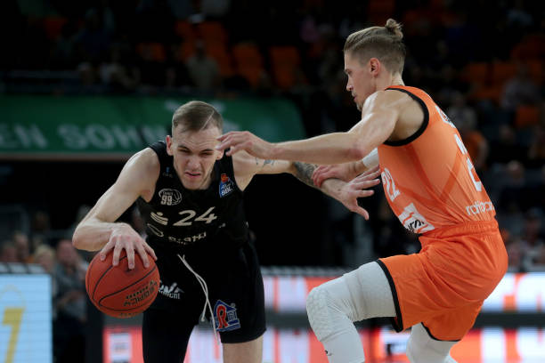 高压对抗中 高压对抗中